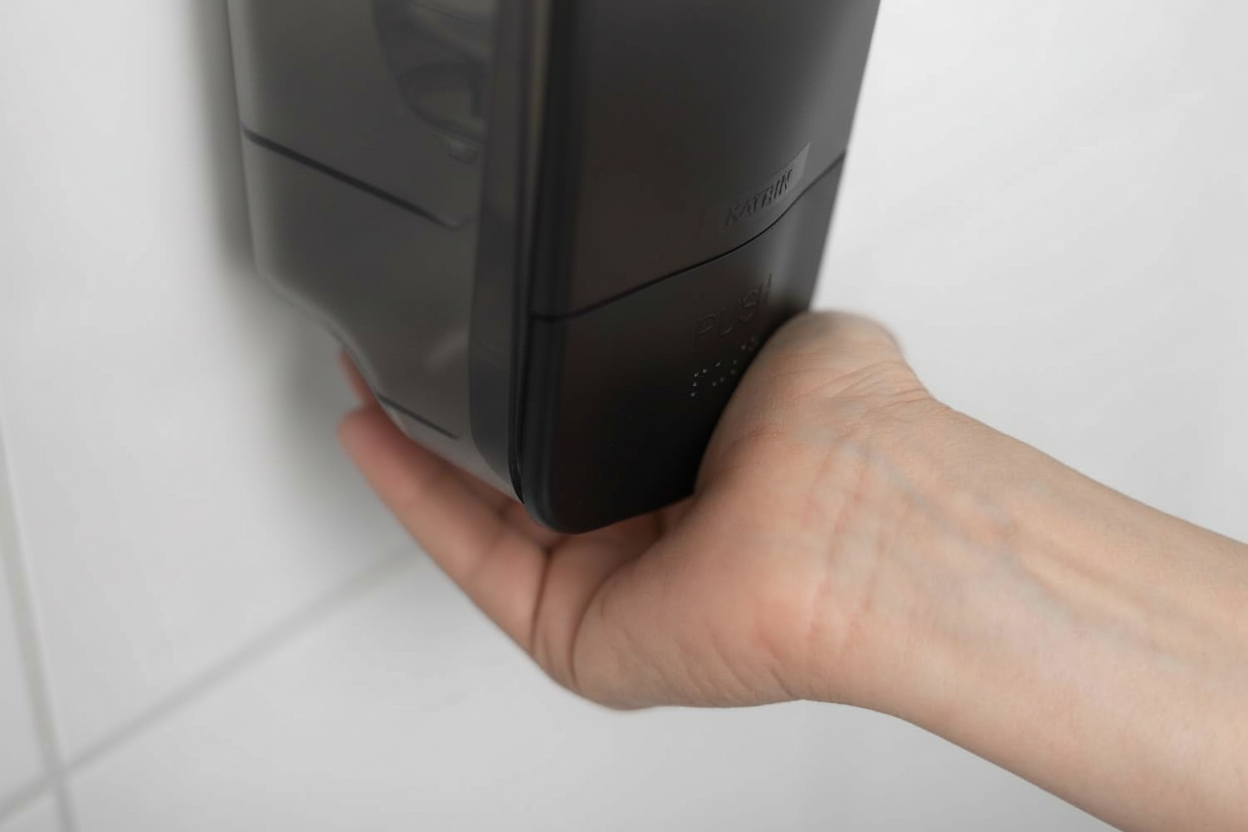 Dispenser Manuel Katrin Inclusive 1000ml Plast Sort til sæbe/hånddesinfektion,1 stk